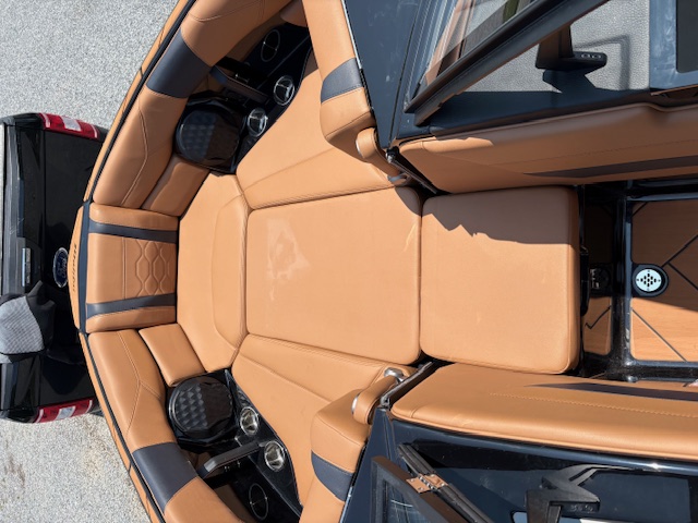 2025 Malibu 23 LSV  Icon
